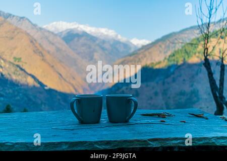 Zwei Tassen Kaffee und die schneebedeckte Bergkette, Pekhri, Himachal Pradesh, Indien Stockfoto