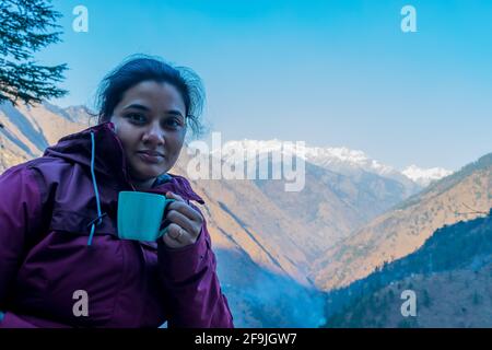 Eine Tasse Kaffee und die schneebedeckte Bergkette, Pekhri, Himachal Pradesh, Indien Stockfoto