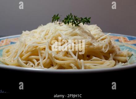 Teller mit Spaghetti mit Käse Stockfoto