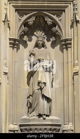 Canterbury, Kent, Großbritannien. Kathedrale von Canterbury: Statue auf der südwestlichen Veranda von 'Bertha regina' - Königin Bertha / St. Bertha / St. Aldeberge (c565 - c601), Stockfoto