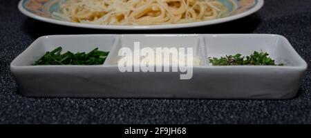 Teller mit Spaghetti mit Käse Stockfoto