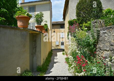 Typische ländliche Häuser im Provençal-Stil im malerischen Dorf Lourmarin in Vaucluse, Provence Frankreich. Stockfoto