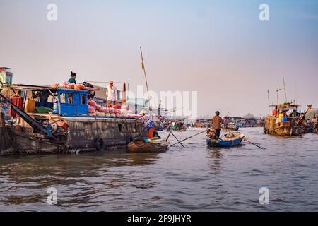 Can Tho, Vietnam - 2. April 2016: Hausboot auf dem schwimmenden Markt Cai Rang im Mekong Delta. Das Leben der Asiaten auf dem Wasser. Stockfoto