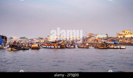 Can Tho, Vietnam - 2. April 2016: Hausboot auf dem schwimmenden Markt Cai Rang im Mekong Delta. Das Leben der Asiaten auf dem Wasser. Stockfoto