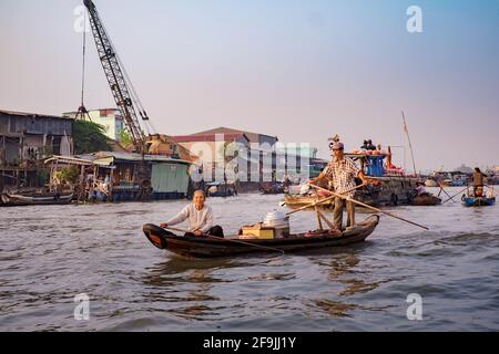 Can Tho, Vietnam - 2. April 2016: Cai Rang schwimmender Markt im Mekong Delta. Das Leben der Asiaten auf dem Wasser. Stockfoto