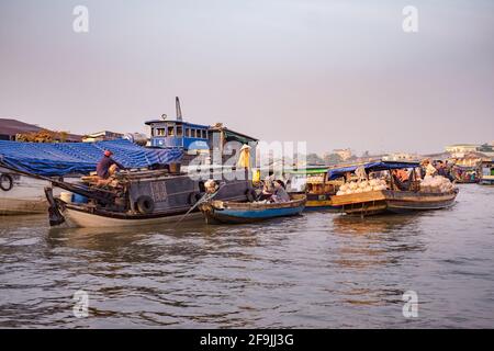 Can Tho, Vietnam - 2. April 2016: Cai Rang schwimmender Markt im Mekong Delta. Das Leben der Asiaten auf dem Wasser. Stockfoto