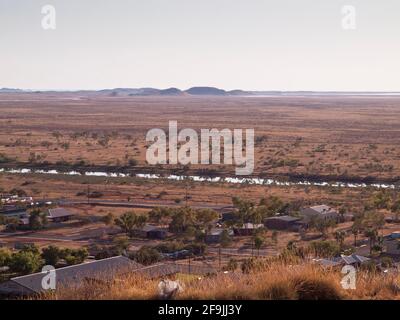 Der Harding River fließt durch Roebourne, die älteste funktionierende Stadt in der Pilbara, Westaustralien. Stockfoto
