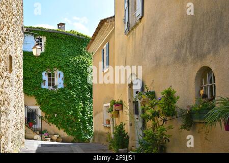 Typische Architektur im Provençal-Stil im malerischen Dorf Lourmarin in Vaucluse, Provence Frankreich. Stockfoto