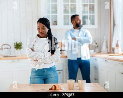 Innenpolitische Konflikte. Porträt Beleidigter Afrikanischer Ehepartner, Die Nach Dem Streit In Der Küche Stehen Stockfoto