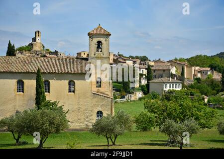 Landschaft mit Panoramablick auf den protestantischen Tempel und ländliche Häuser im Provençal-Stil im malerischen Dorf Lourmarin Vaucluse Provence France. Stockfoto