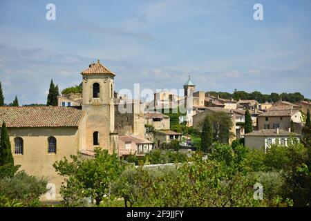 Landschaft mit Panoramablick auf den protestantischen Tempel und ländliche Häuser im Provençal-Stil im malerischen Dorf Lourmarin Vaucluse Provence France. Stockfoto