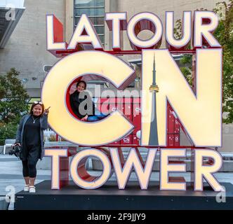 Touristen, die sich am Schild des CN Tower fotografieren lassen, Toronto, Kanada Stockfoto