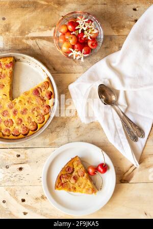 Cherry Clafoutis: Traditionelles Dessert mit süßen französischen Früchten. Stockfoto