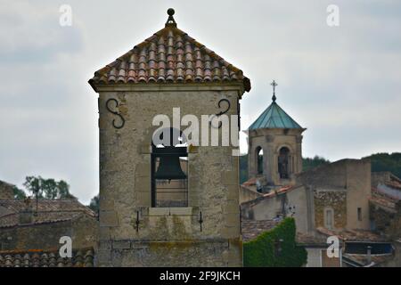Glockenturm Ansicht des protestantischer Tempels, ein Wahrzeichen in der Landschaft von Lourmarin, Vaucluse Provence, Frankreich. Stockfoto