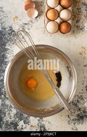 Ein paar Kekse machen: Plätzchenteig in der Herstellung, mit einem Wisk und einem Löffel Stockfoto