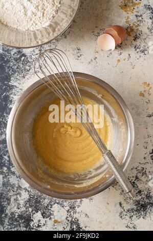 Ein paar Kekse machen: Plätzchenteig in der Herstellung, mit einem Wisk und einem Löffel Stockfoto