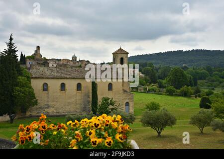 Landschaft mit Panoramablick auf den protestantischem Tempel ein Wahrzeichen in der Landschaft von Lourmarin, Vaucluse Provence, Frankreich. Stockfoto