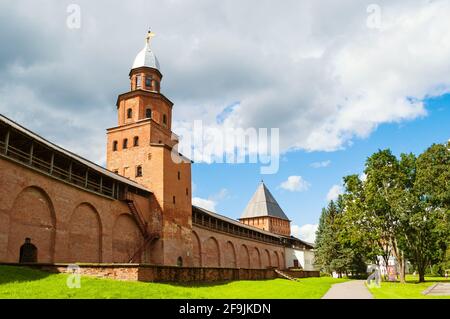 VELIKY NOWGOROD, RUSSLAND - 12. AUGUST 2016. Kokui-Turm und Inrezession-Turm von Nowgorod Kreml in Veliky Nowgorod, Russland Stockfoto