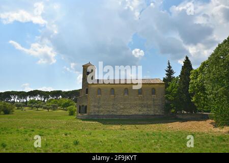 Landschaft mit Panoramablick auf den protestantischem Tempel ein Wahrzeichen in der Landschaft von Lourmarin, Vaucluse Provence, Frankreich. Stockfoto