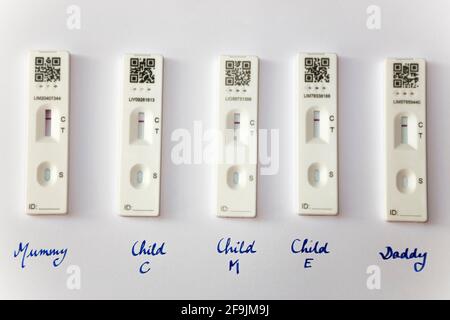 Der laterale Durchflusstest LFT LFD Lateral Flow Device einer Familie des chinesischen Unternehmens Innova wird in einer Reihe platziert. Alle sind negative Ergebnisse für das Covid 19 Coronavirus-Virus-Antigen. VEREINIGTES KÖNIGREICH. (123) Stockfoto