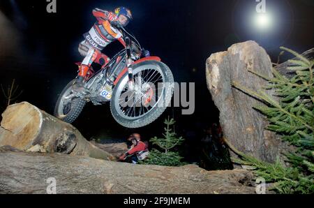 MOTORRAD-TESTLAUF IN INNENRÄUMEN. RUNDE 1 DER FIM INDOOR TRIAL WORLD CHAMPIONSHIP 2006 IN DER SHEFFIELD ARENA. ADAM RAGA AUF EINEM GAS-GAS-BIKE. 7/1/2006 BILD DAVID ASHDOWNINDOOR MOTORRAD-STUDIE Stockfoto