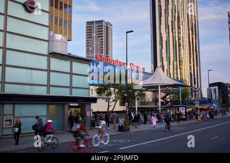 Menschen wandern und radeln an der U-Bahnstation Elephant and Castle vorbei. Stockfoto