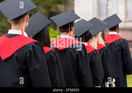 Rückansicht von Studenten in Abschlusskostümen Stockfoto