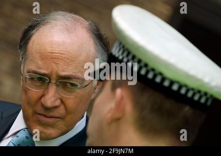 MICHAEL HOWARD BEI EINEM BESUCH IN EINEM POLIZEIHAUPTQUARTIER IN PETERBOROUGH,19. APRIL 2005 TOM PILSTON Stockfoto