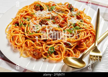 Pasta alla norma, traditionelle sizilianische Pasta-Gericht aus sautierten Auberginen, die mit Tomatensauce geworfen und mit zerfetztem Parmesan auf einem weißen pla serviert werden Stockfoto