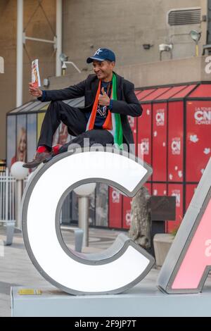 Menschen, die auf dem 150-jährigen Kanadas-Schild am Fuß des CN Tower in Toronto, Kanada, werben Stockfoto