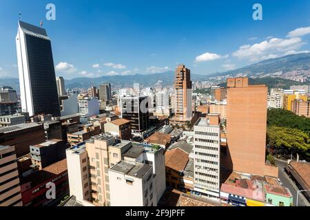 Medellín, Antioquia / Kolumbien - 26. Dezember 2018. Blick auf die Innenstadt der Stadt. Gebäude Coltejer, Es wurde auf dem alten Theater und gebaut Stockfoto