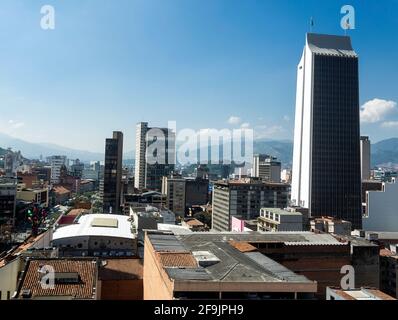 Medellín, Antioquia / Kolumbien - 26. Dezember 2018. Blick auf die Innenstadt der Stadt. Gebäude Coltejer, Es wurde auf dem alten Theater und gebaut Stockfoto