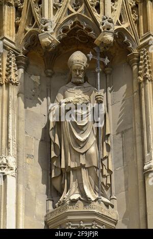 Canterbury, Kent, Großbritannien. Kathedrale von Canterbury: Statue auf der südwestlichen Veranda des 'Lanfrancvs Archiepisc' - Erzbischof Lanfranc (c1000 - 1089), Erzbischof Stockfoto