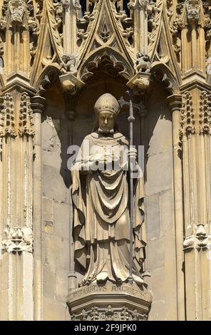 Canterbury, Kent, Großbritannien. Kathedrale von Canterbury: Statue auf der südwestlichen Veranda des 'Lanfrancvs Archiepisc' - Erzbischof Lanfranc (c1000 - 1089), Erzbischof Stockfoto