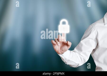 Geschäftsmann, der ein Schloss- oder Vorhängeschloss-Symbol auf einem virtuellen Bildschirm drückt. Internet- oder Cyber-Sicherheitskonzept. Stockfoto