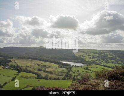 Ridgegate Reservoir Shutlingsloe und der Macclesfield Forest von TEGG's aus gesehen Nose Country Park Macclesfield, Heshire, England Stockfoto