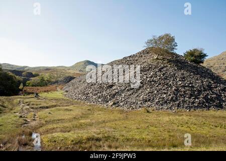 Dow Crag aus dem Steinbruch gesehen bleibt in der Nähe des Ufers von Torver Beck Coniston The Lake District Cumbria England Stockfoto