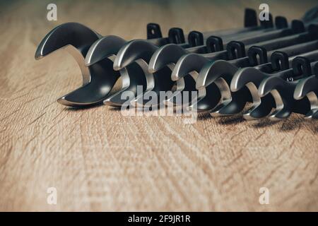 Viele Schraubenschlüssel. Industrieller Hintergrund. Schraubenschlüssel. Werkzeugsatz für Schraubenschlüssel. Satz von Schraubenschlüsseln in verschiedenen Größen. Stockfoto