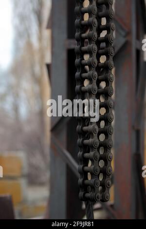 Abstrakte Kette in Nahaufnahme, schwere Metallkonstruktion. Alte Kran starke Ketten in marine Dock. Industrieobjekt Stockfoto