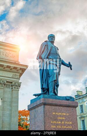 ST. PETERSBURG, RUSSLAND - 3. OKTOBER 2016. Denkmal des Feldmarschalls Prinz Barclay de Tolly auf dem Hintergrund der Kasaner Kathedrale in St. Petersburg, Stockfoto