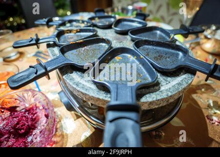 Familienessen auf Raclette Stockfoto