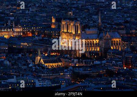 Paris, Frankreich, Notre Dame, Blauer Himmel und berühmte Türme und Mauern vom Gotteshaus und Kirche Notre Dame in Paris Stockfoto