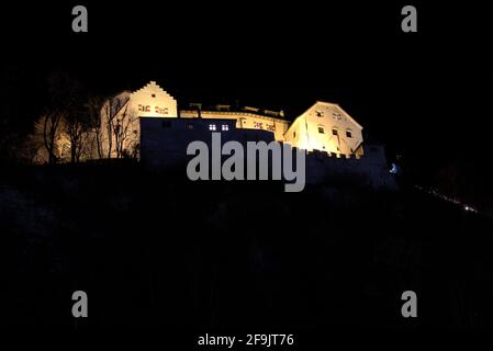 Beleuchtete Burg bei Nacht im Zentrum von Vaduz in Liechtenstein 31.3.2021 Stockfoto