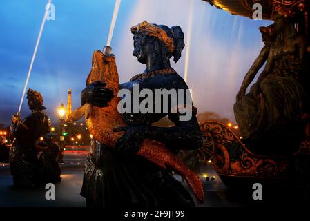 Der schön angestrahlte Brunnen Place de la Concorde leuchtet in Der Nacht in Paris Frankreich Stockfoto