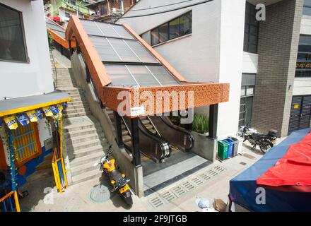 Medellín, Antioquia / Kolumbien - 8. Juli 2019. Rolltreppen der Gemeindetreppe 13. Touristenzone. Stockfoto