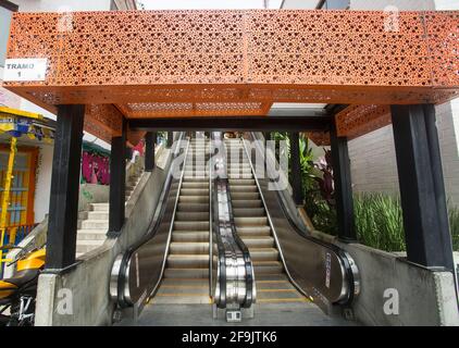 Medellín, Antioquia / Kolumbien - 8. Juli 2019. Rolltreppen der Gemeindetreppe 13. Touristenzone. Stockfoto