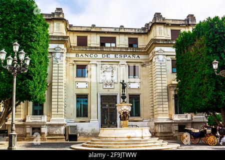 Sevilla, Andalusien, Spanien - 12. Mai 2013: Das Gebäude der Bank von Spanien mit dem Quecksilberbrunnen auf dem Platz des heiligen Franziskus. Stockfoto