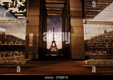 Wand des Friedensmonuments am CHAMP de Mars und der Eiffelturm im Hintergrund, Paris, Frankreich Stockfoto