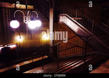 Licht auf der Eisen Treppe zur Pariser Untergrund undMetro Station Von Notre Dame in Paris Frankreich Stockfoto