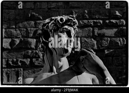 Florenz Toskana Italien 1982 Nachbildung von David von Michelangelo. Im Jahr 1873 wurde die ursprüngliche Statue von David von der piazza entfernt, um sie vor Schäden zu schützen, und in der Accademia Gallery in Florenz ausgestellt, wo sie viele Besucher anzog. Eine Replik wurde 1910 auf der Piazza della Signoria außerhalb des Palazzo Vecchio aufgestellt Stockfoto